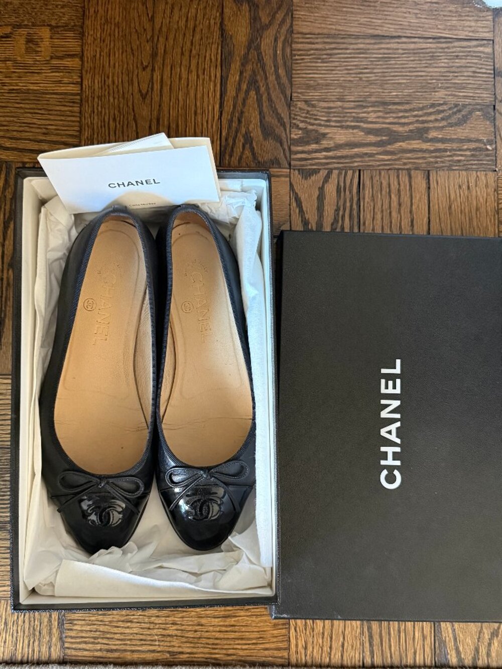 Chanel - AUTHENTIC Black Patent Toe Flats - 38.5 IT